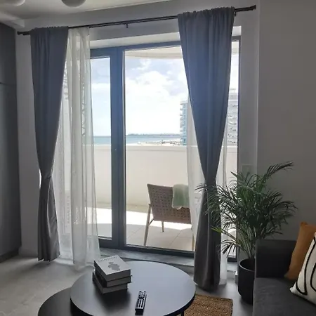 Front In - Axxis Mamaia