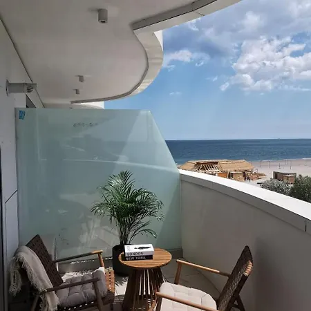 Front In - Axxis * Mamaia